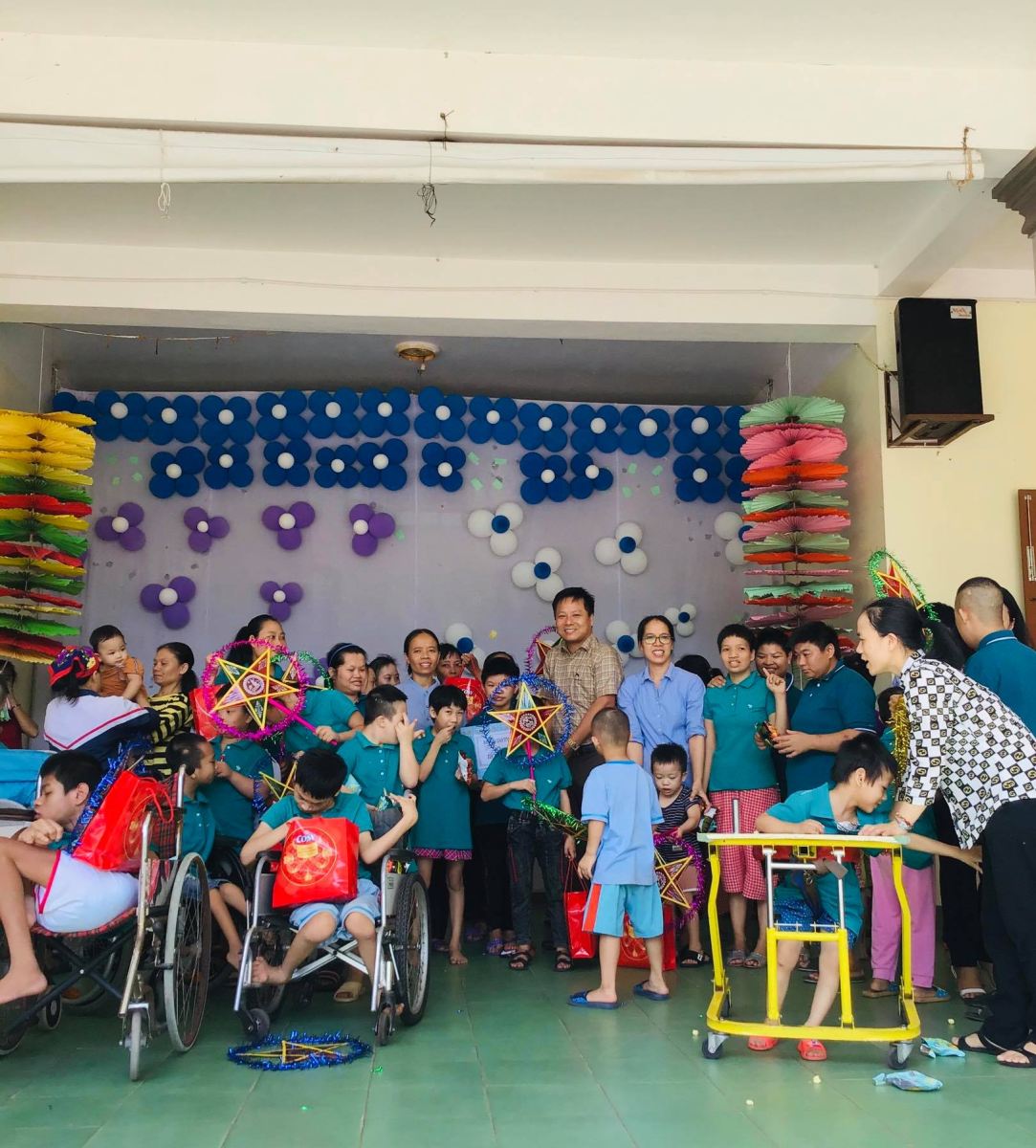  Religious affairs committee in Quang Binh presents Mid-Autumn gifts to children at Catholic sponsoring center