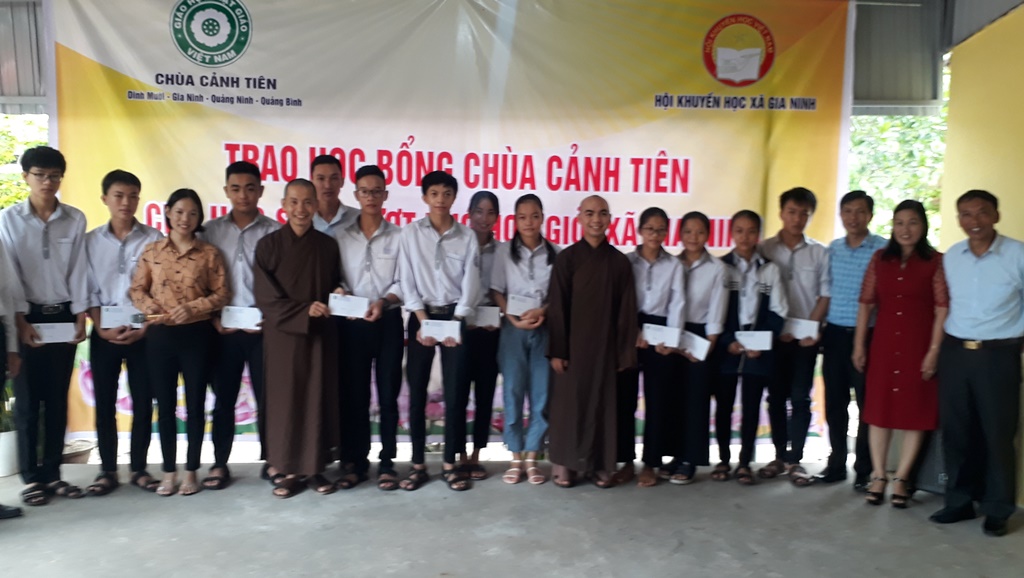 VBS in Quang Binh’s Quang Ninh district presents gifts to students