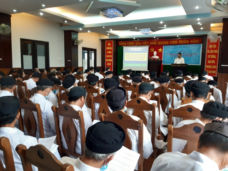  Government religious committee holds conference on law implementation for key followers of Caodaism in Binh Dinh