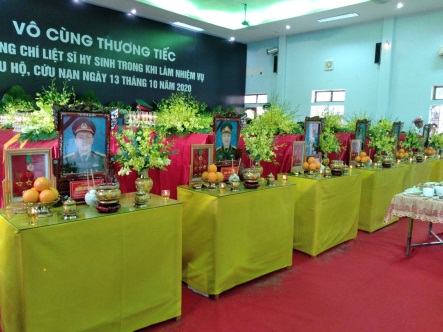 Provincial Religious Affairs Committee and Hong Ngoc Kindergarten under the Phu Cam Congregation of Lovers of the Holy Cross pay last tribute to 13 martyrs killed by landslide in Thua Thien Hue