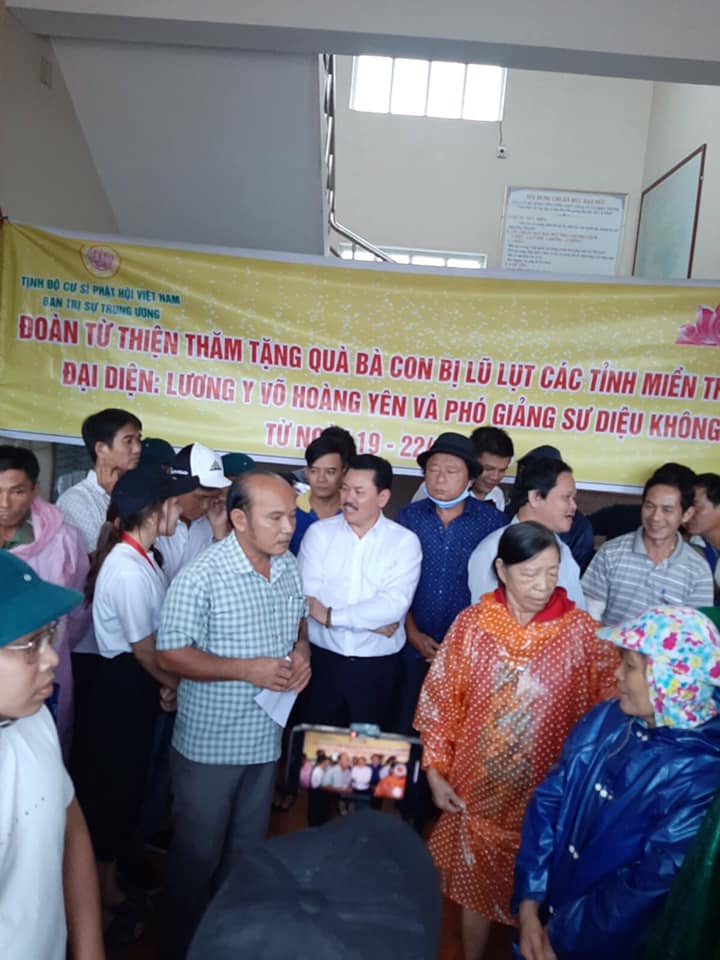  Pure-land Buddhist Association in Ben Tre sends relief to flood victims