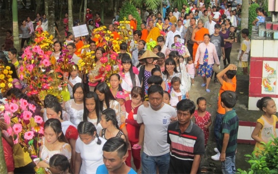 Colorful Kathina festival held in South Vietnam