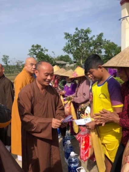 VBS in Ha Tinh presents relief aid to flood victims 