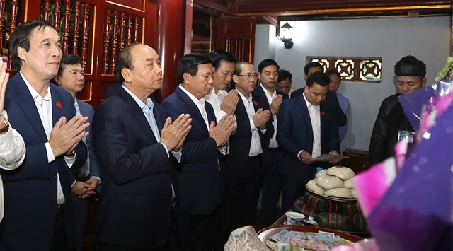 PM Nguyễn Xuân Phúc offers incense at Lac Long Quan temple