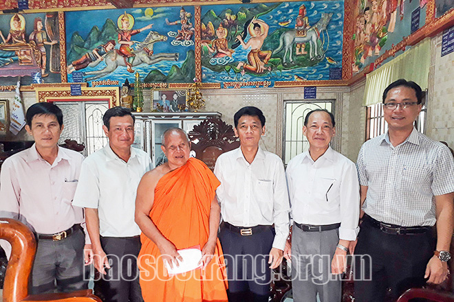 Leader of authorities in Soc Trang pays visits to Khmer pagodas on Ok Om Bok festival