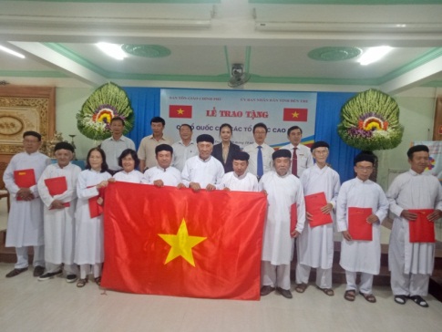 GCRA presents national flags to Caodai churches in Ben Tre