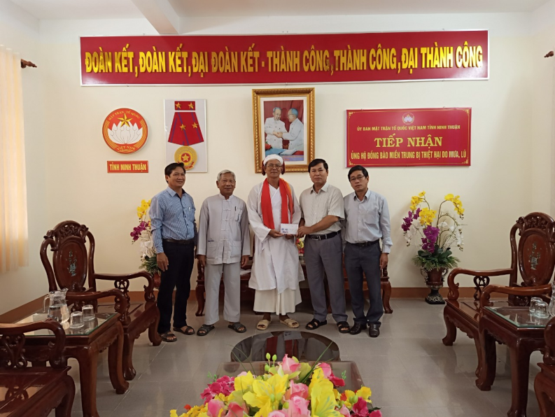 Brahmin  dignitary council in NinhThuan sends contributions to fund for poor and flood victims in Central region