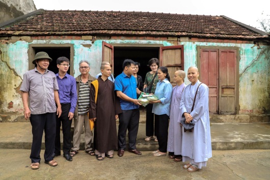 Religious committee in Quang Binh helps sending relief aids contributed by Buddhist pagodas to flood victims in Central