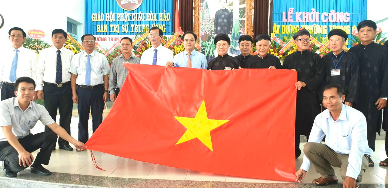 Deputy Minister of MOHA presents national flags to Hoa Hao Buddhist Church and Four Debt of Gratitude Faith Organization