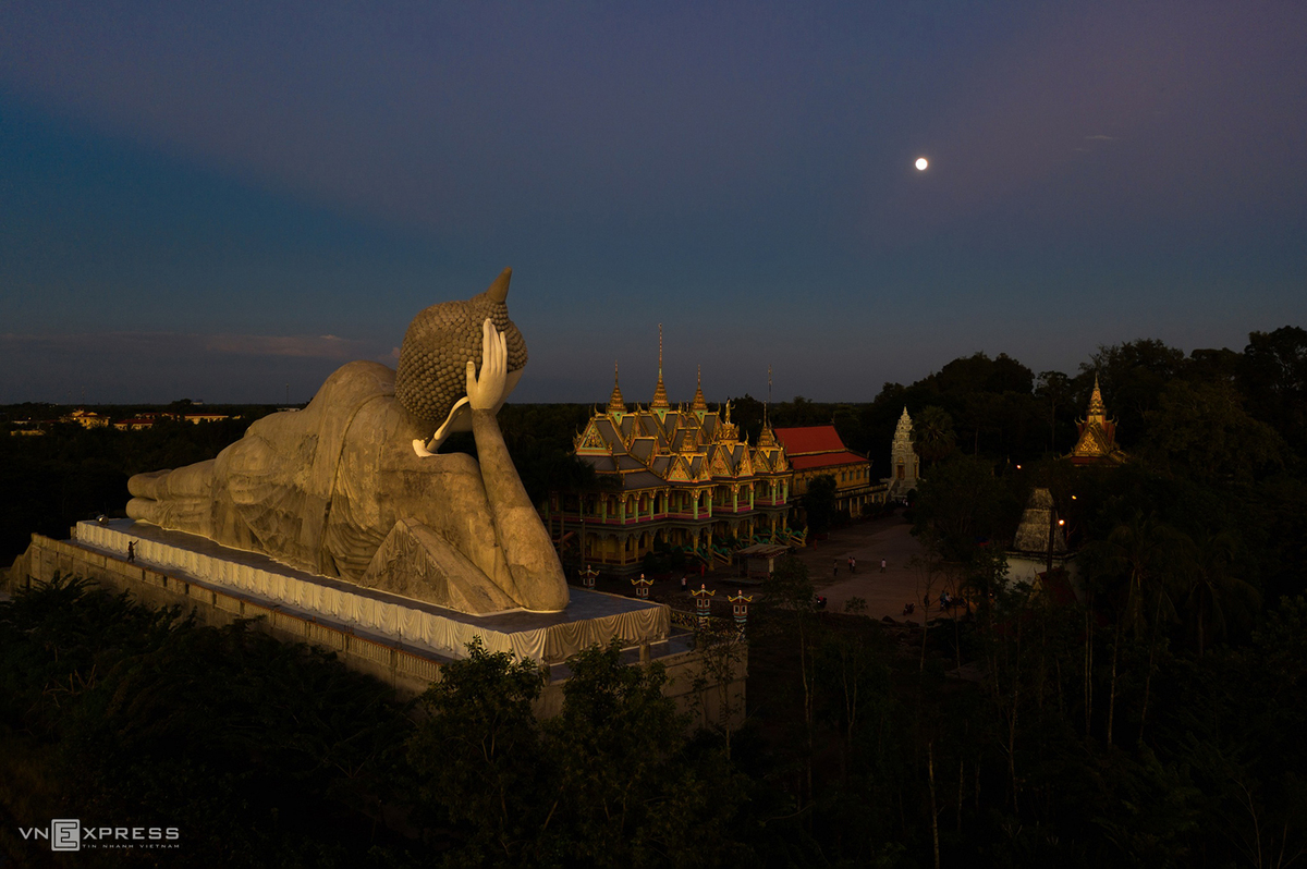 Visit Som Rong, a pagoda that combines traditional and modern Khmer culture