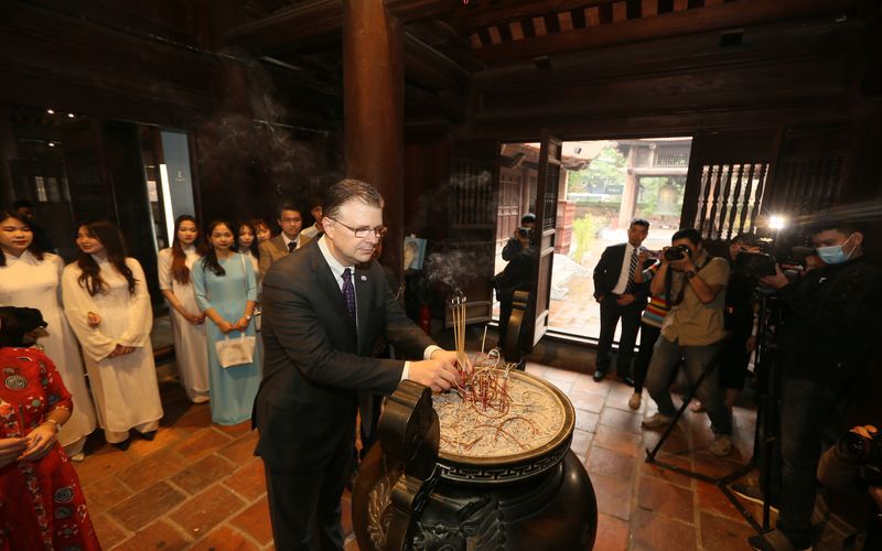 US ambassador pays visit to Vietnam’s first university