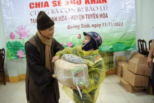 Buddhist delegation in Ho Chi Minh sent relief worth over five billion to flood-hit people in Central region