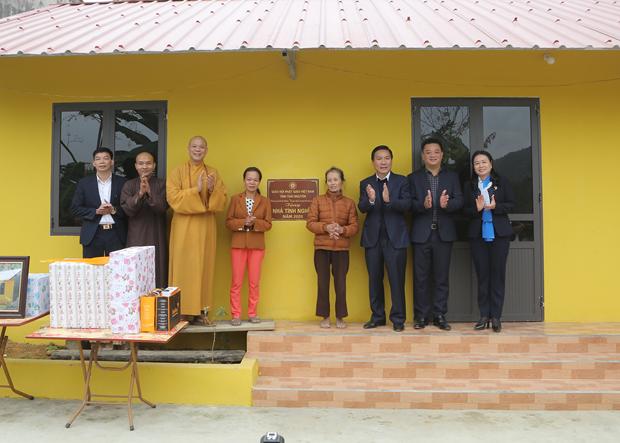 Buddhist chapter in Thai Nguyen hands over charity houses to disadvantaged families