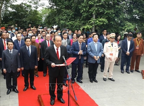 Delegates in ethnic minority congress offer incense at Hung Kings Temple