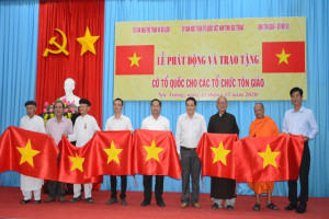  Soc Trang provincial authorities present national flags to religious organizations 