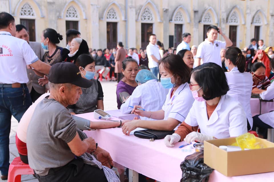 Medical charity program takes place at Tinh Giang parish in Ha Tinh diocese