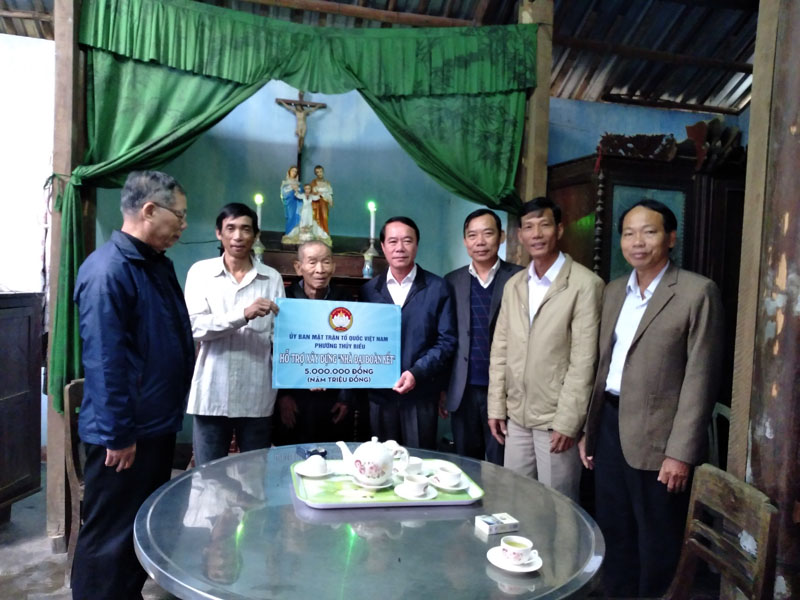 Vietnam Fatherland Front in Hue supports building house for disadvantaged Catholic family