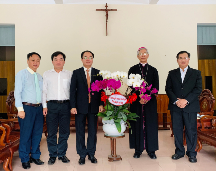 Deputy Minister of Home Affairs Vũ Chiến Thắng extends Christmas greetings in South Central 