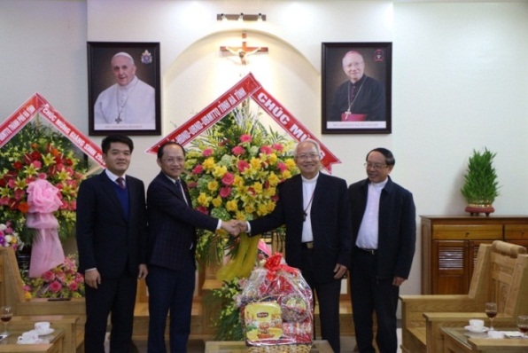 Ha Tinh provincial authorities extends Christmas greetings to local Catholics