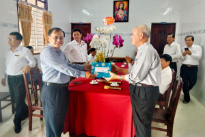  Ben Tre provincial government official pays Christmas visits to local Catholic places