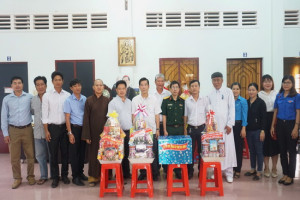 Local authorities of Tay Ninh, Tra Vinh pay Christmas visits to local Christian churches