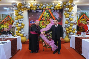  Home Affairs Deputy Minister extends Christmas visit to Archdiocese of Hue