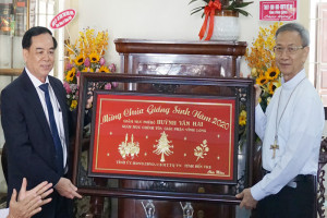  Leader of Ben Tre provincial government extends pre-Christmas visit Vinh Long diocese