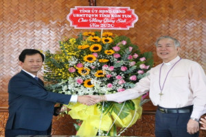 Provincial government of Kon Tum, Ben Tre extend Christmas greetings to Christian churches