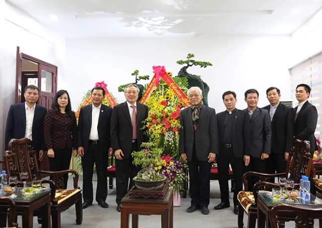 Chief Justice Nguyễn Hòa Bình extends Christmas greetings to Bac Ninh diocese