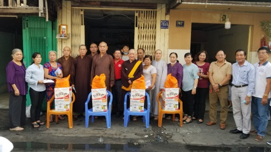 VBS’s executive board in Ho Chi Minh City’s District 8 sends reliefs to fire victims