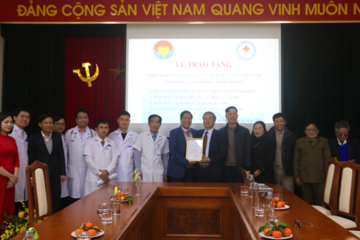 Vietnam Golden Heart Fund presents medical equipments to Agriculture Hospital