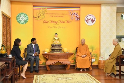 Ambassador of Sri Lanka visits VBS leader Thích Thiện Nhơn 