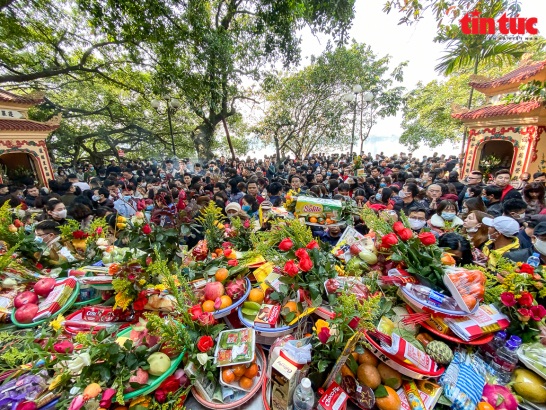 Hanoians gather at Tay Ho temple without masks