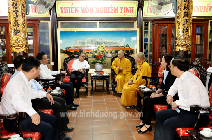 Binh Duong authorities extend Tet greetings to local Buddhist