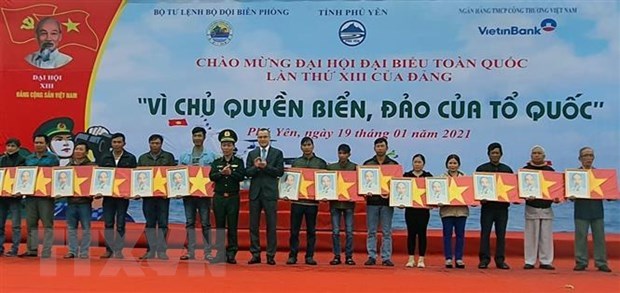 Some 16,000 national flags presented to Phu Yen fishermen