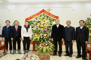 Ninh Binh authorities extend Tet greetings to Phat Diem diocese 