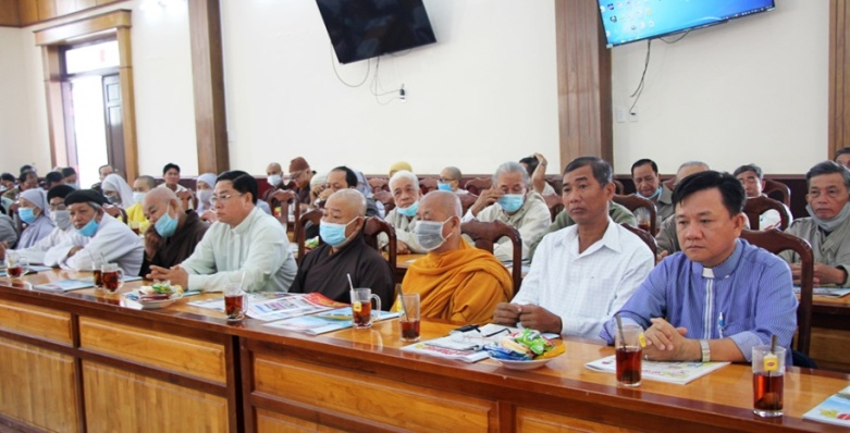 VFF in Cho Moi district meets with key religious 