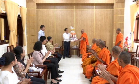 Chairman of NA’s Council for Ethnic Affairs pays pre-Tet visit to Khmer Theravada Buddhist Institute 