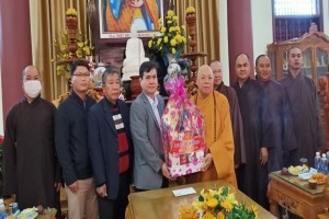 Kon Tum authorities extend Tet greetings local religious organizations