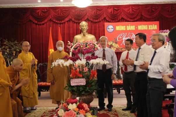 Religious organizations in Dong Nai pay pre-Tet visits to local authorities