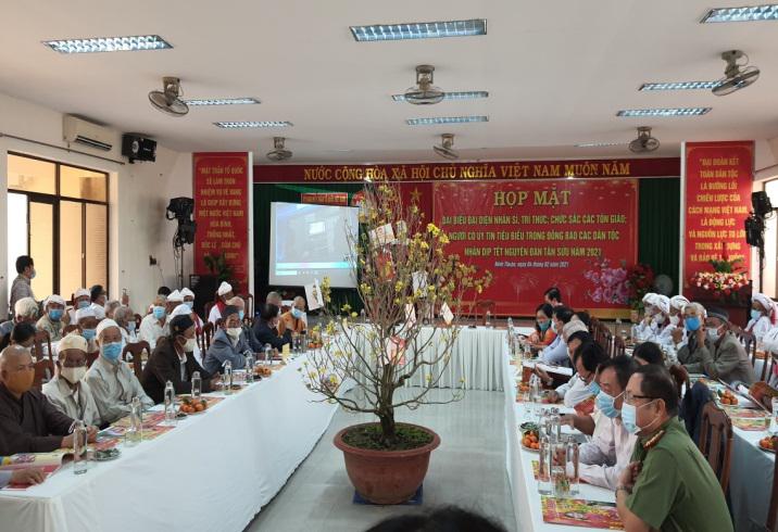 Meeting with religious dignitaries, outstanding intellectuals, representatives ethnic groups in Ninh Thuan