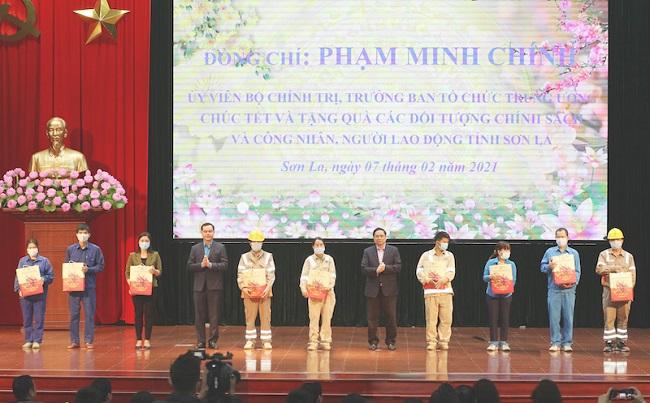 Leaders present Tet gifts to policy beneficiaries nationwide