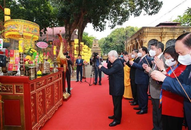 Top leader offers incense to late Kings, martyrs at imperial citadel