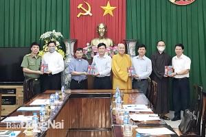 Dong Nai religious committee hands over teaching materials of History and Law Subjects to local religious training institutions