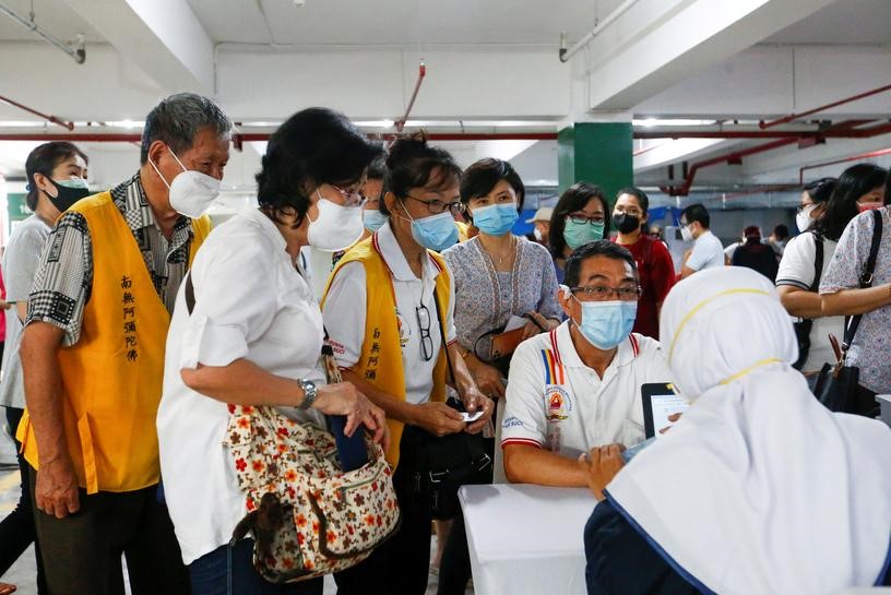 Big turnout as Indonesia holds mass vaccination drive for clergy