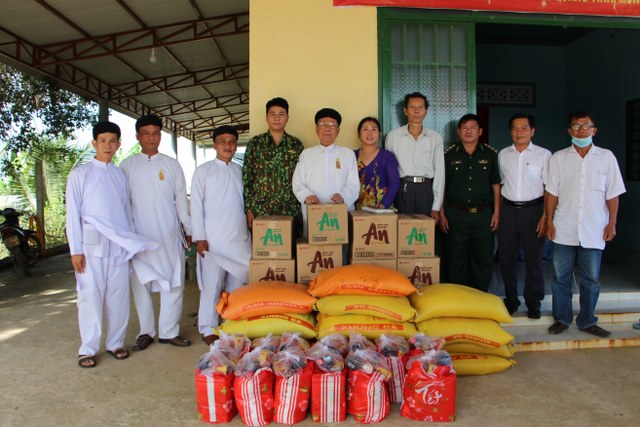 Tay Ninh Caodai Church hands over gifts to border posts in Tay Ninh