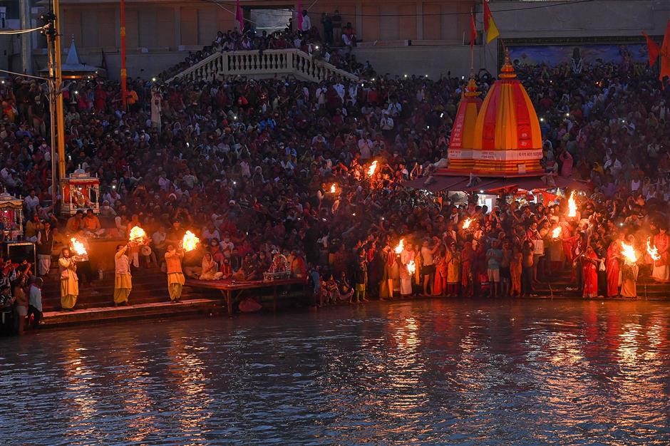 Thousands of devotees take holy dip to mark festival in India amid COVID-19