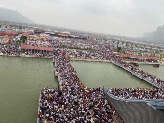 Tam Chuc Pagoda overcrowded with tourists