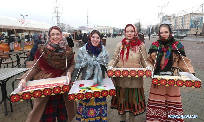 Russians wave winter goodbye at Maslenitsa festival