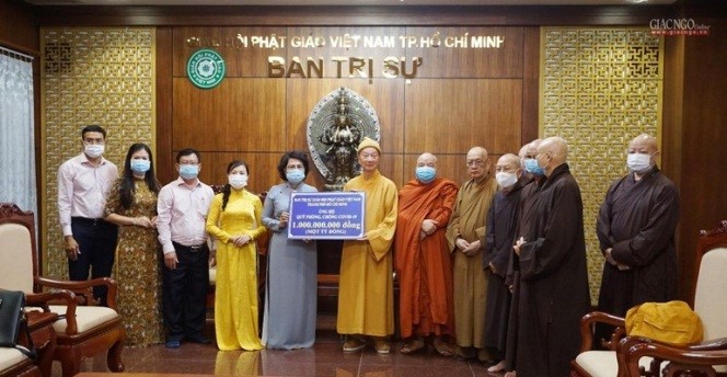 VBS in Ho Chi Minh City donates one billion VND for buying Covid-19 vaccine for the poor